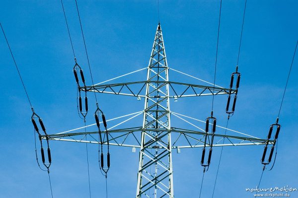 Mast einer Hochspannungsleitung mit Isolatoren, Witzenhausen, Deutschland