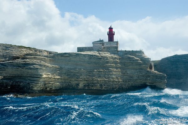 Leuchtturm an der hafeneinfahrt von Bonifacio, hoher Seegang, Korsika, Frankreich