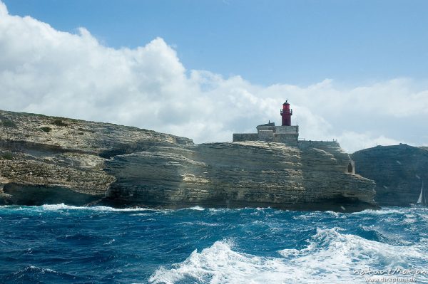 Leuchtturm an der hafeneinfahrt von Bonifacio, hoher Seegang, Korsika, Frankreich