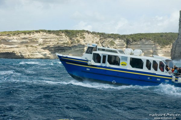 Ausflugsboot bei Sturm und hohem Seegang, Küste bei Bonifacio, Korsika, Frankreich