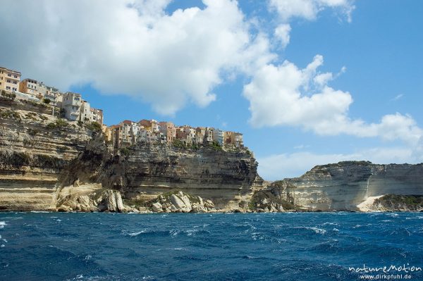 Bonifacio vom Meer aus, Altstadt am Klippenrand, Korsika, Frankreich