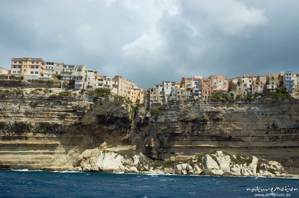 Bonifacio vom Meer aus, Altstadt am Klippenrand, Korsika, Frankreich