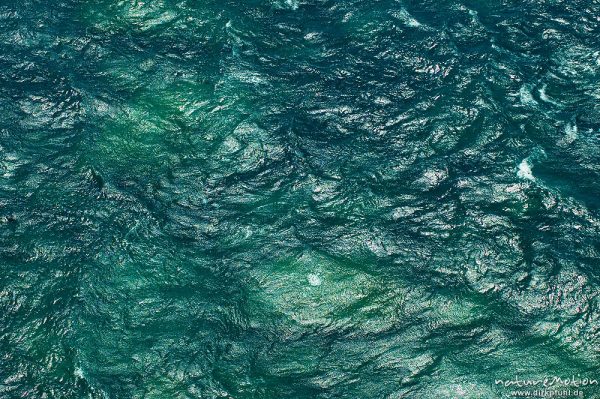 grüne Wasseroberfläche mit Wellengang, Mittelmeer bei Bonifacio, Korsika, Frankreich
