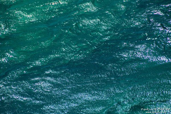 grüne Wasseroberfläche mit Wellengang, Mittelmeer bei Bonifacio, Korsika, Frankreich