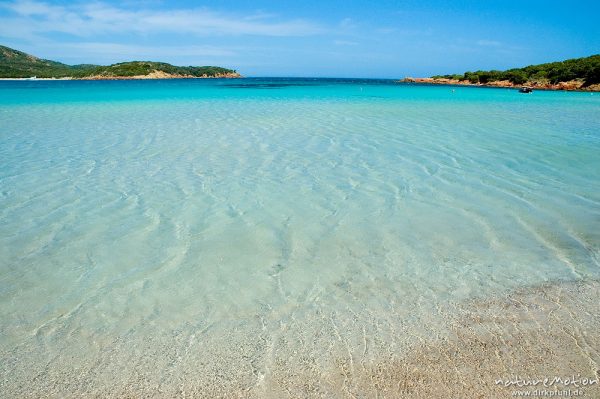 Türkisfarbenes Meer und sanfte Wellen, Bucht von Rondinaria, Korsika, Frankreich