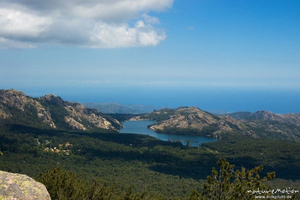 Stausee von l'Ospedale und Blick auf den Golf von Porto Vecchio, Korsika, Frankreich