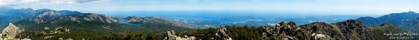 Bergpanorama vom Gipel des Punta di a Vacca Morta: Bavella-Massiv, Stausee von l’Ospedale und Golf v, Korsika, Frankreich