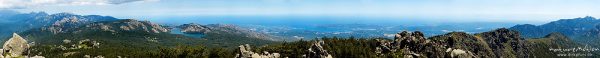 Bergpanorama vom Gipel des Punta di a Vacca Morta: Bavella-Massiv, Stausee von l'Ospedale und Golf von Porto Vecchio, Korsika, Frankreich