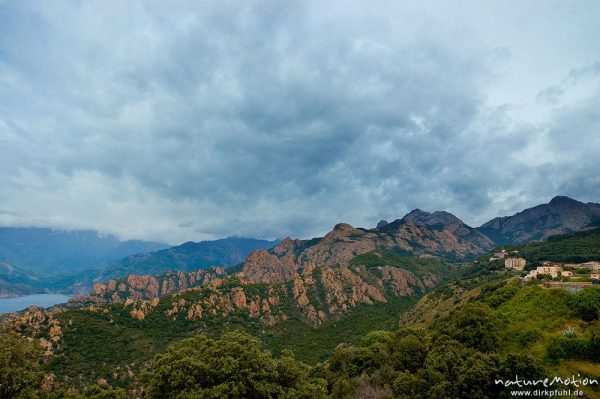 Calanche bei Piana, Regenwolken, Korsika, Frankreich