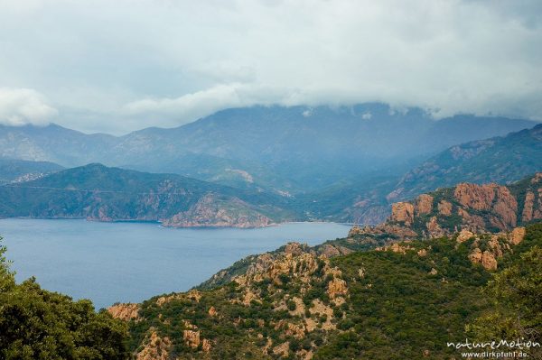 Golf von Porto und Calanche bei Piana, Regenwolken, Korsika, Frankreich