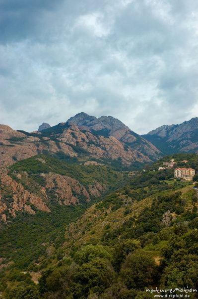 Calanche bei Piana, Regenwolken, Korsika, Frankreich