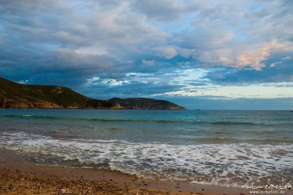 Plage d'Arone, Küstenlinie und Brandung im Abendlicht, Korsika, Frankreich