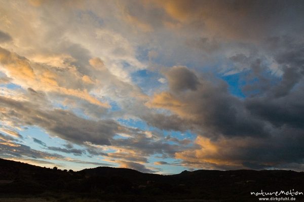 farbenprächtige Wolken bei 'S'onnenuntergang, Plage d'Arone, Korsika, Frankreich