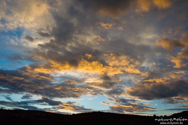 farbenprächtige Wolken bei 'S'onnenuntergang, Plage d'Arone, Korsika, Frankreich