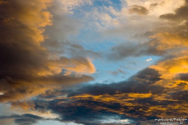 farbenprächtige Wolken bei 'S'onnenuntergang, Plage d'Arone, Korsika, Frankreich