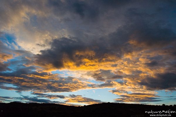 farbenprächtige Wolken bei 'S'onnenuntergang, Plage d'Arone, Korsika, Frankreich