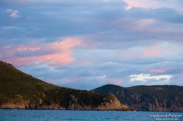Genueser Turm, Plage d'Arone, Küstenlinie und Brandung im Abendlicht, Korsika, Frankreich
