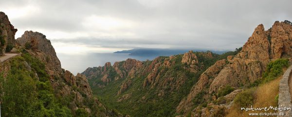 Calanche, Felsen und Blick auf den Golf von Porto, Straße, Korsika, Frankreich