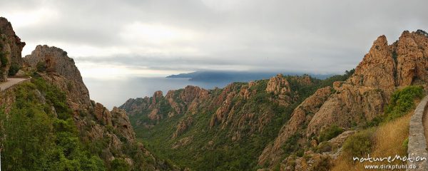 Calanche, Felsen und Blick auf den Golf von Porto, Straße, Korsika, Frankreich