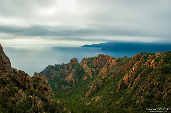 Calanche, Felsen und Blick auf den Golf von Porto, Korsika, Frankreich