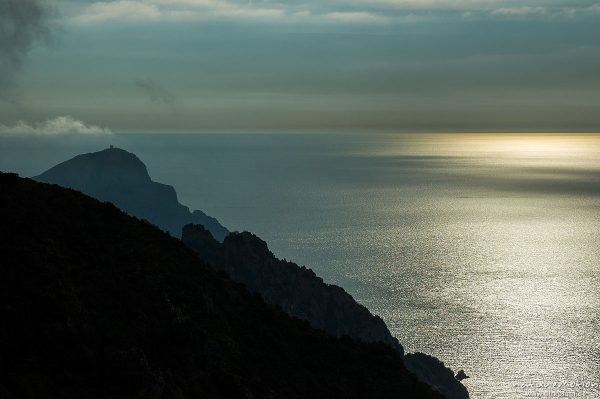 Felsküste und Lichtreflexe auf dem Meer, Genuesenturm, Capo Rosso, Korsika, Frankreich