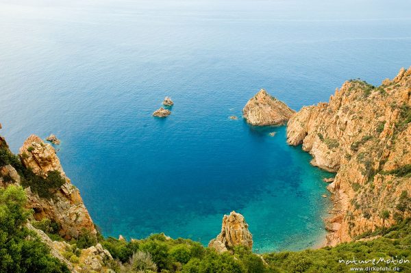 Felsenbucht und blaues Meer, Capo Rosso, Korsika, Frankreich