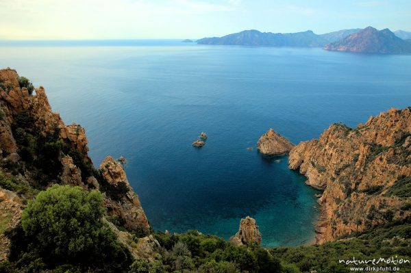 Felsenbucht und blaues Meer, Capo Rosso, Korsika, Frankreich