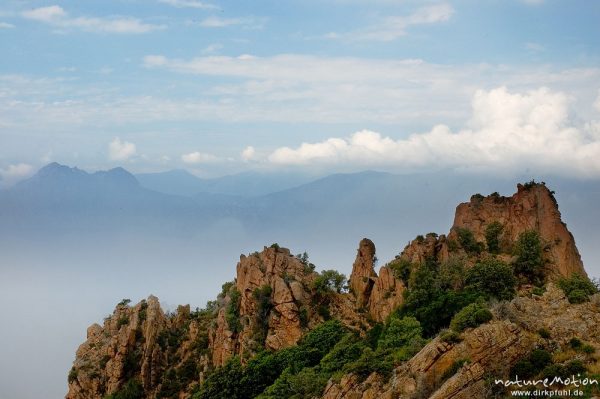 rote Felsen der Calanche, bizarr erodiert, Wolken, Korsika, Frankreich