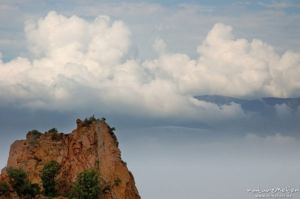 rote Felsen der Calanche, bizarr erodiert, Wolken, Korsika, Frankreich