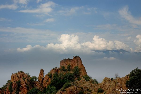 rote Felsen der Calanche, bizarr erodiert, Wolken, Korsika, Frankreich
