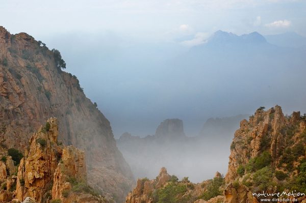 rote Felsen der Calanche, bizarr erodiert, Wolken, Korsika, Frankreich