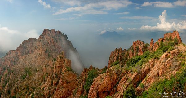 rote Felsen der Calanche, bizarr erodiert, Wolken, Korsika, Frankreich