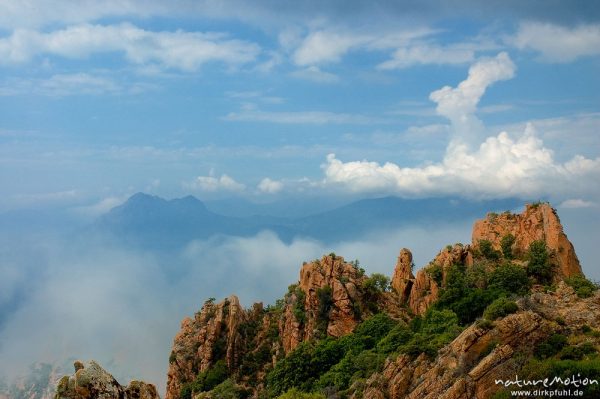 rote Felsen der Calanche, bizarr erodiert, Wolken, Korsika, Frankreich