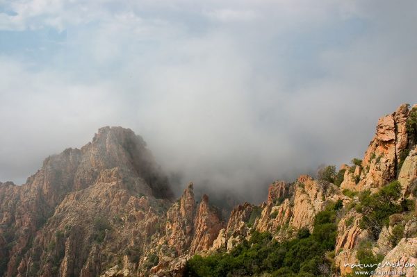 rote Felsen der Calanche, bizarr erodiert, Wolken, Korsika, Frankreich