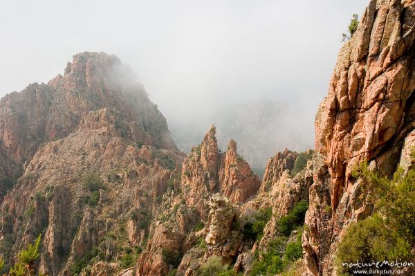 rote Felsen der Calanche, bizarr erodiert, Wolken, Korsika, Frankreich