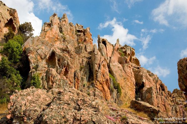 rote Felsen der Calanche, bizarr erodiert, Wolken, Korsika, Frankreich