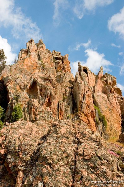 rote Felsen der Calanche, bizarr erodiert, Wolken, Korsika, Frankreich