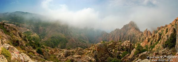 rote Felsen der Calanche, bizarr erodiert, Wolken, Korsika, Frankreich