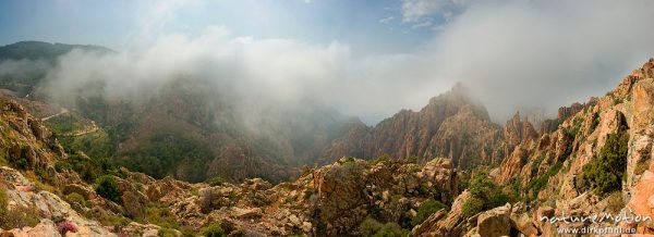 rote Felsen der Calanche, bizarr erodiert, Wolken, Korsika, Frankreich