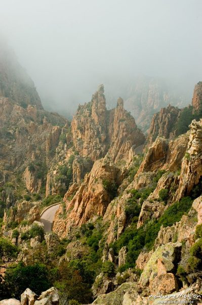 rote Felsen der Calanche, bizarr erodiert, Wolken, Korsika, Frankreich