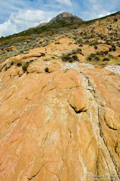 von der Brandung geschliffene Felsen, im Hintergrund Berggipfel, Plage d'Arone, Korsika, Frankreich