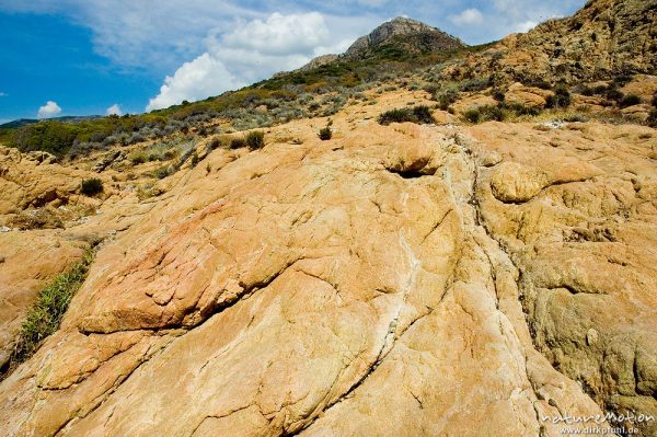 von der Brandung geschliffene Felsen, im Hintergrund Berggipfel, Plage d'Arone, Korsika, Frankreich