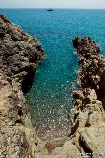 schmale Felsbucht, türkisfarbenes Meer, Plage d'Arone, Korsika, Frankreich