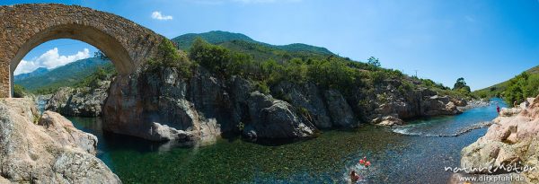 Fango-Tal mit Brücke und Badestelle, Korsika, Frankreich