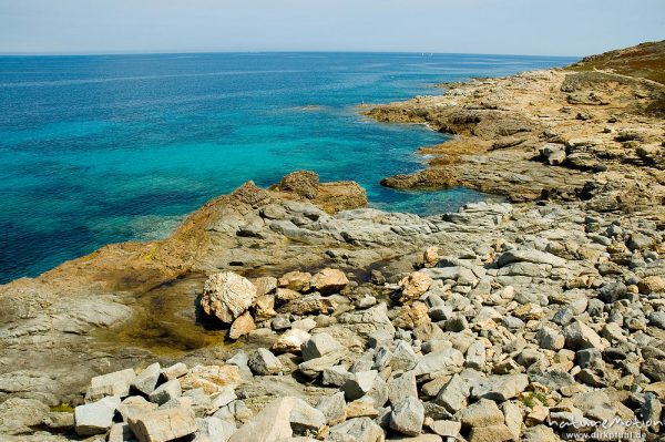 Felsküste und azurblaues Meer, Bodri, Korsika, Frankreich