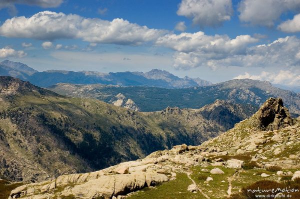 Blick zur Bergerie de Capellacio, im Hintergrund vermutlich der Cima a i Mori, Täler (von vorn nach hinten): Restonica, Tavignano, Golo, Korsika, Frankreich