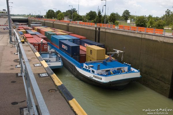 Containerschiffe in der Schleuse von Iffezheim, Rhein, Iffezheim, Deutschland