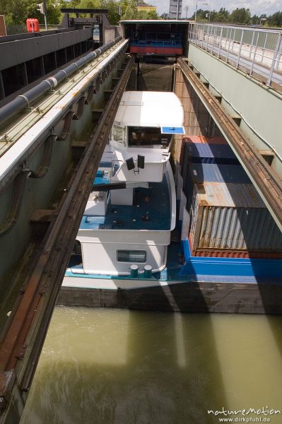 Containerschiff bei Ausfahrt aus der Schleuse von Iffezheim, Rhein, Iffezheim, Deutschland