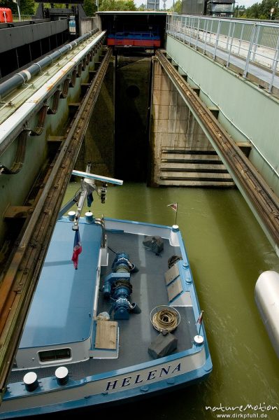 Containerschiff bei Ausfahrt aus der Schleuse von Iffezheim, Rhein, Iffezheim, Deutschland