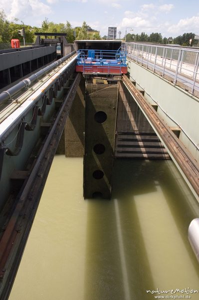 schließendes Schleusentor (siehe auch folgende Bilder), Schleuse von Iffezheim, Rhein, Iffezheim, Deutschland